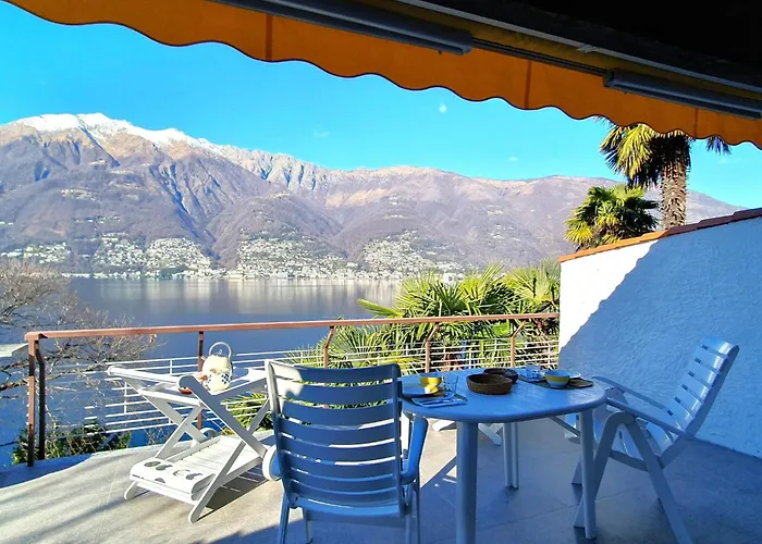 By Maggiore With Mountain Views 아파트